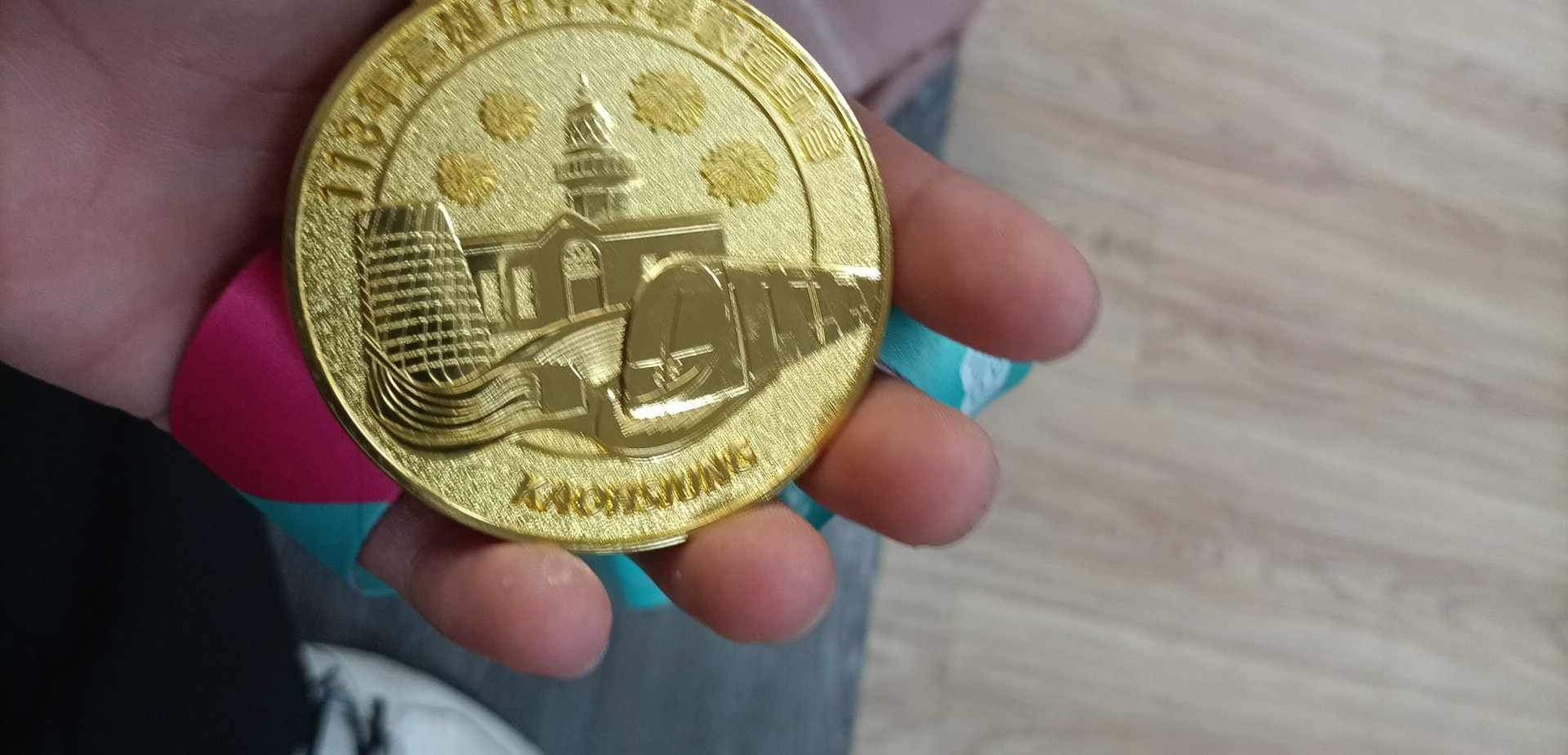 逆境少年舉起自己的生命